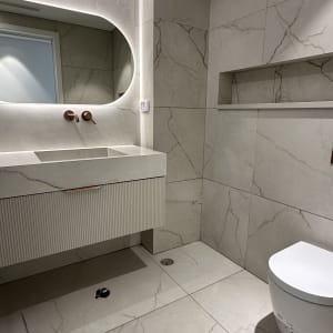 חדר אמבטיה עם כיור, מראה ואסלה