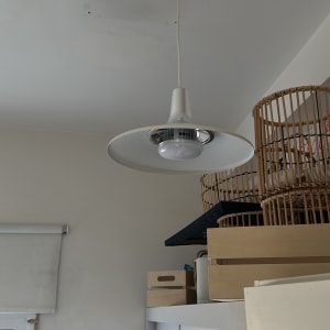 מנורה תלויה מהתקרה בחדר עם קופסאות עץ