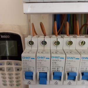 מפסקי חשמל עם חוטים מחוברים בלוח חשמל