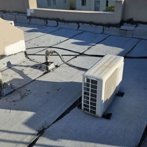 איטום גג שטוח ביריעות ביטומניות ומעבר צנרת מזגן