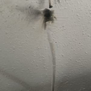 כבל חשמל עם סימני שריפה על הקיר