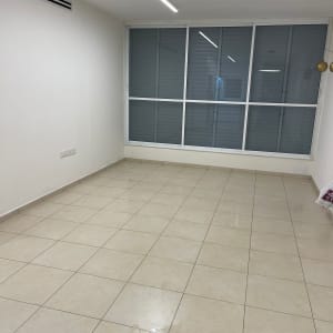 רצפה נקייה עם אריחים מבריקים בחדר ריק