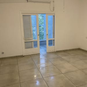 רצפה נקייה ומבריקה עם אריחים גדולים