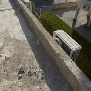 התקנת יחידת מעבה חיצונית של מזגן על קיר מבנה