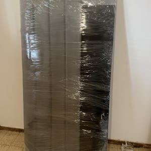 רהיט עטוף בניילון מוכן להובלה