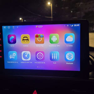 מסך מולטימדיה ברכב עם אפליקציות שונות
