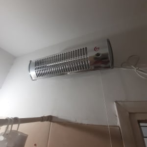 תנור חימום חשמלי מותקן על קיר