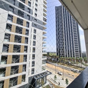 רשת יונים מותקנת על מרפסת בבניין מגורים גבוה