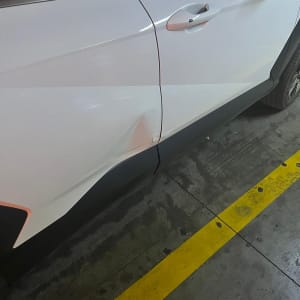 דלת רכב לבנה עם שקע קטן