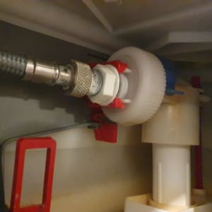 חלקי צנרת וחיבורים בתוך מערכת מים