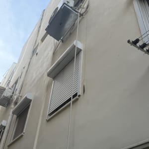 תריסים מותקנים על קיר חיצוני של בניין