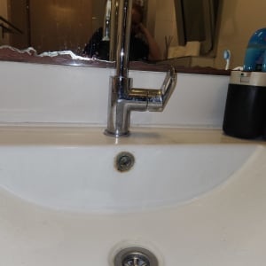 ברז כיור עם חלודה וסתימה