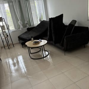 ספות שחורות מורמות לניקוי על רצפה מבריקה