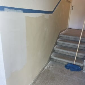 קיר צבוע חלקית עם סרט הדבקה כחול