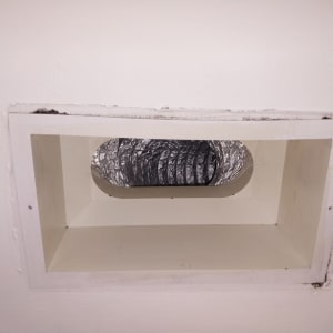 פתח אוורור עם צינור מתכת גלי