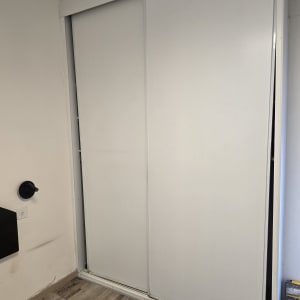 ארון הזזה לבן עם רצפת עץ