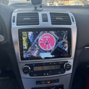 מערכת מולטימדיה ברכב עם מסך מגע ותצוגת ניווט