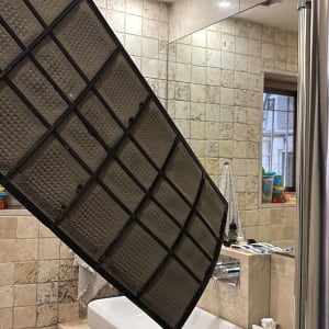 מסנן אוויר במקלחת עם פתח תקרה פתוח