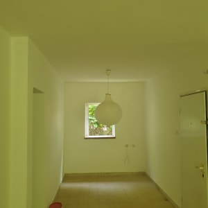 פח צבע על הרצפה בחדר צבוע בלבן