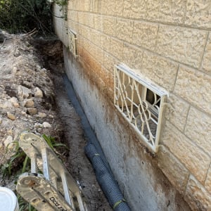 חומר איטום על קיר חיצוני ליד חלונות