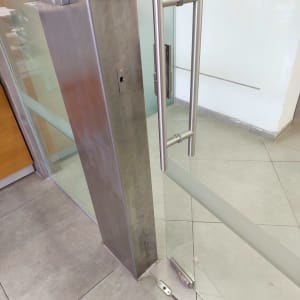 דלת זכוכית עם ידית מתכת בחלל פנימי