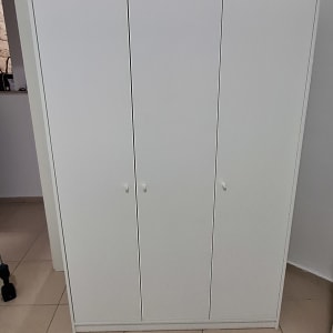 ארון לבן עם שלוש דלתות בחדר