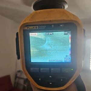 מד חום תרמי מציג טמפרטורה 17.5°C