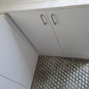 דלתות ציר חדשות בהירות לארון נמוך תחת משטח עבודה