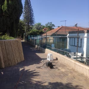 גדר במבוק, כבל חשמלי, שרפרף פלסטיק, מכשיר חשמלי על שביל