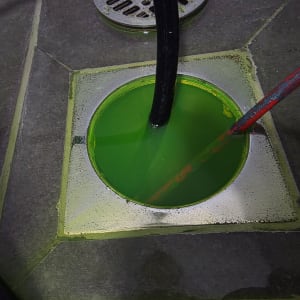 בדיקת נזילות עם צבע ירוק בצינור