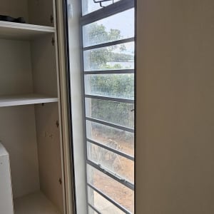 חלון אלומיניום עם תריסים בחדר פנימי