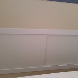 דלת עץ לבנה עם מסגרת ותפסים