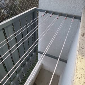 חבלי כביסה מתוחים על מתקן מתכת במרפסת