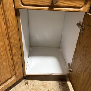 ארון עץ פתוח עם דלתות פתוחות, ללא תוכן פנימי