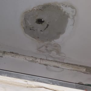 כתם רטיבות בתקרה עם סימני נזילה