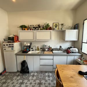 מטבח עם אריחים מעוצבים, שולחן עץ וכיור