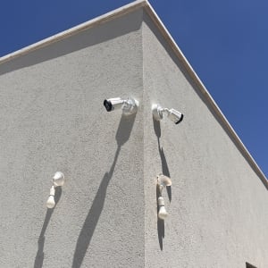 מצלמות אבטחה מותקנות על קיר חיצוני של מבנה.