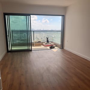 רצפת פרקט בחדר עם נוף לעיר דרך חלון גדול