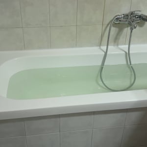 אמבטיה עם מים וברז מקלחת