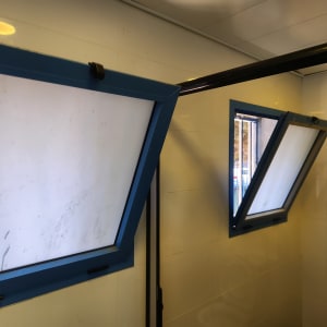 חלונות אלומיניום פתוחים עם מסגרת כחולה