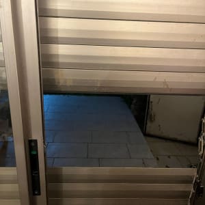 תריס מתכת פתוח חלקית עם נוף חיצוני