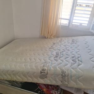 מזרן למיטה בחדר שינה לאחר תהליך ניקוי מזרנים