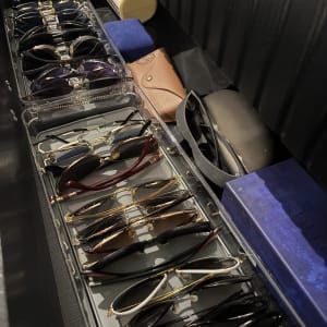 מגירת משקפיים מאורגנת עם מספר זוגות משקפיים וקופסאות אחסון.