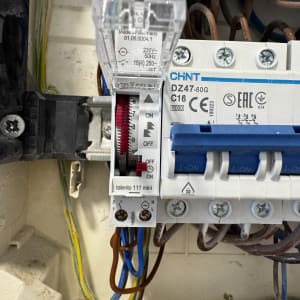 לוח חשמל עם מפסקי זרם וחוטים צבעוניים