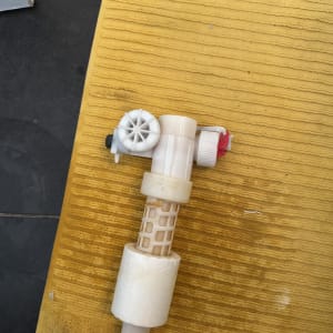 חלק פלסטיק על שטיח צהוב