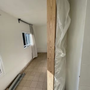 קיר גבס עם כיסוי ניילון בחדר ריק