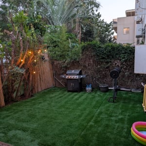 חצר עם דשא מלאכותי, גריל ומתקני כושר