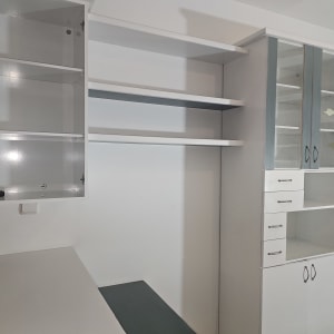 ארונות מדפים לבנים עם דלתות זכוכית