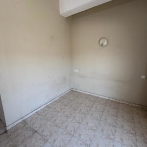 חדר ריק עם קירות ותקרה, ללא רהיטים או חפצים.