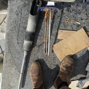 כלים וחלקים לעבודה בתחום החשמל על גג